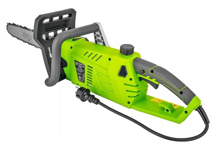 Pilarka łańcuchowa marki Agreeno utrzymana w zielono-szarej kolorystyce z elementami czarnymi, takimi jak uchwyt, obudowa silnika i przewód zasilający, na białym tle - ujęcie nr 7